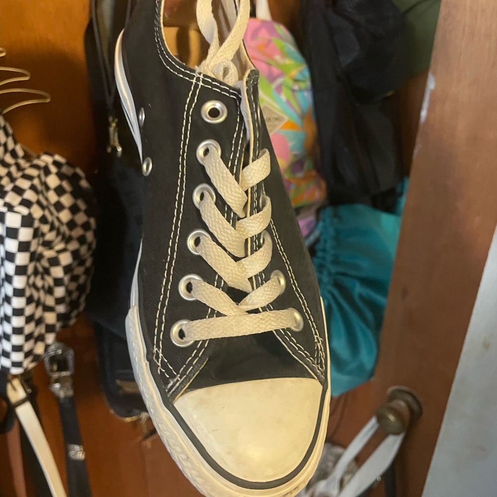 Low top black converse